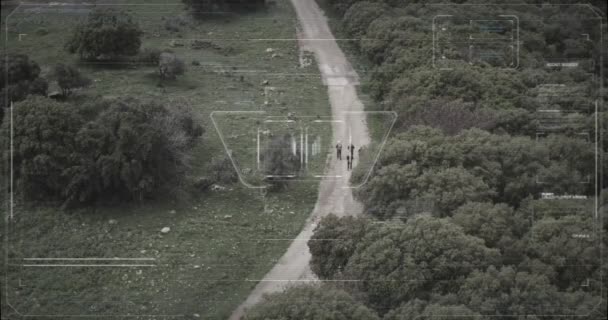 Nadzór kamery Drone widok drużyny terrorystycznej chodzenie z bronią — Wideo stockowe