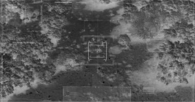 Savaş sırasında yürüyen askerlerin termal gece görüş kamerası görünümü ile Drone