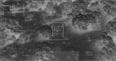 Savaş sırasında yürüyen askerlerin termal gece görüş kamerası görünümü ile Drone