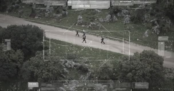 Övervakning Drone kamera bild av terrorist Squad Walking med vapen — Stockvideo