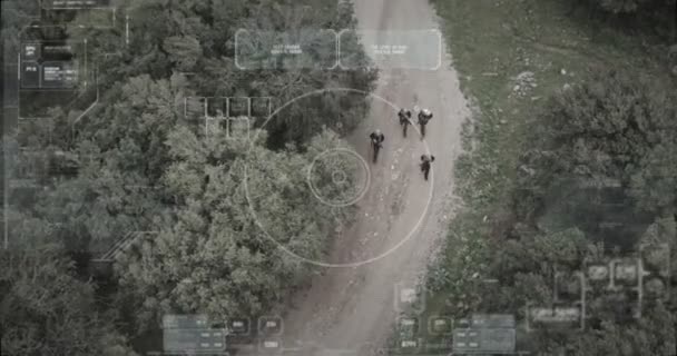 Überwachungsdrohne mit Blick auf Terrorkommando, das mit Waffen unterwegs ist — Stockvideo
