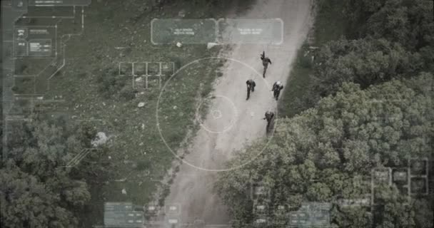 Vigilância visão câmera drone de esquadrão terrorista andando com armas — Vídeo de Stock