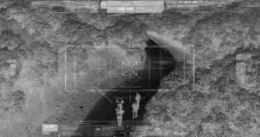 Terörist ekibin termal gece görüş manzaralı drone silahile yürüyor