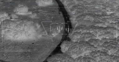 Terörist ekibin termal gece görüş manzaralı drone silahile yürüyor