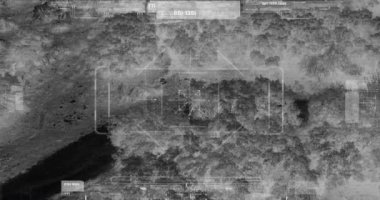 Terörist ekibin termal gece görüş manzaralı drone silahile yürüyor