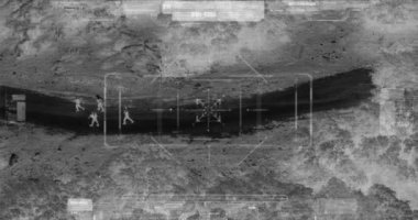 Terörist ekibin termal gece görüş manzaralı drone silahile yürüyor