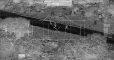 Terörist ekibin termal gece görüş manzaralı drone silahile yürüyor