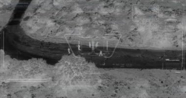 Terörist ekibin termal gece görüş manzaralı drone silahile yürüyor