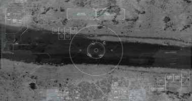 Terörist ekibin termal gece görüş manzaralı drone silahile yürüyor
