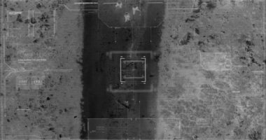 Savaş sırasında yürüyen askerlerin termal gece görüş kamerası görünümü ile Drone