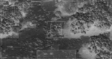 Savaş sırasında yürüyen askerlerin termal gece görüş kamerası görünümü ile Drone