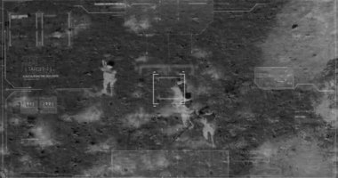 Savaş sırasında yürüyen askerlerin termal gece görüş kamerası görünümü ile Drone