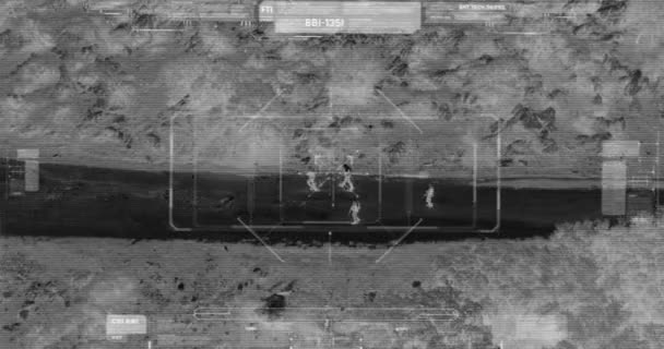 Drone com visão termal noturna de esquadrão terrorista andando com armas — Vídeo de Stock