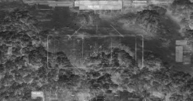 Savaş sırasında yürüyen askerlerin termal gece görüş kamerası görünümü ile Drone