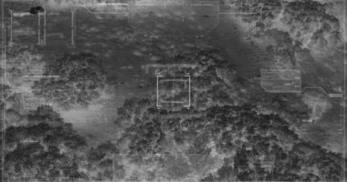 Savaş sırasında yürüyen askerlerin termal gece görüş kamerası görünümü ile Drone