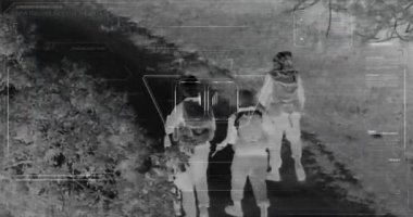 Kamera yakınlaştırma ile teröristlerin termal gece görüş görünümü ile Drone