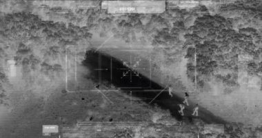 Kamera yakınlaştırma ile teröristlerin termal gece görüş görünümü ile Drone