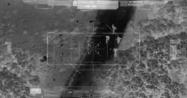 Kamera yakınlaştırma ile teröristlerin termal gece görüş görünümü ile Drone