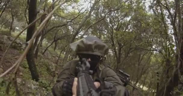 Senjata GoPro rekaman POV dari skuad tentara komando Israel selama pertempuran — Stok Video