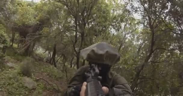 Senjata GoPro rekaman POV dari skuad tentara komando Israel selama pertempuran — Stok Video
