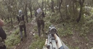 Silahlı İslamcı IŞİd'li teröristlerin ormanlık alanda devriye gezen pov görüntüleri