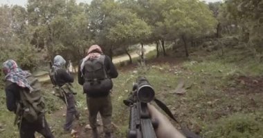Silahlı İslamcı IŞİd'li teröristlerin ormanlık alanda devriye gezen pov görüntüleri