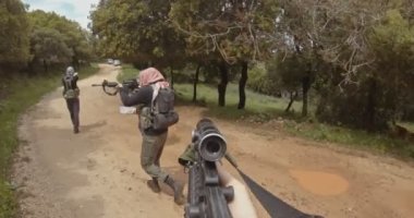 Silahlı İslamcı IŞİd'li teröristlerin ormanlık alanda devriye gezen pov görüntüleri