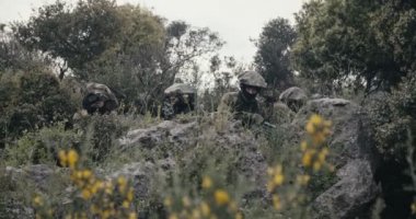 İsrail askerleri dürbün kullanarak gözetleme ve keşif görevinde