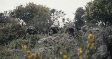 İsrail askerleri dürbün kullanarak gözetleme ve keşif görevinde