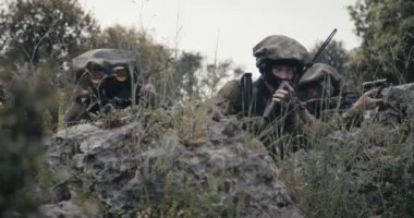 İsrail askerleri dürbün kullanarak gözetleme ve keşif görevinde