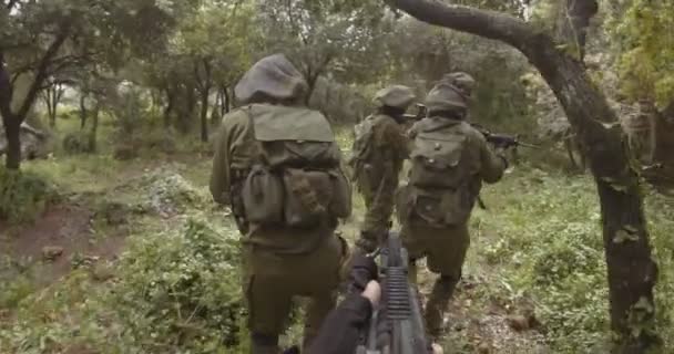 Senjata GoPro rekaman POV dari skuad tentara komando Israel selama pertempuran — Stok Video
