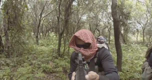POV bilder av beväpnade islamiska ISIS terrorister patrullerar ett skogsområde — Stockvideo