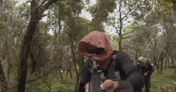 Images POV de terroristes isis islamiques armés patrouillant dans une zone forestière — Video