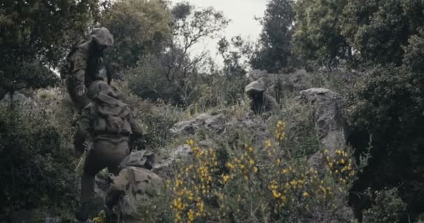 Israeli soldiers in a surveillance and reconnaissance mission using binoculars — Stock Video