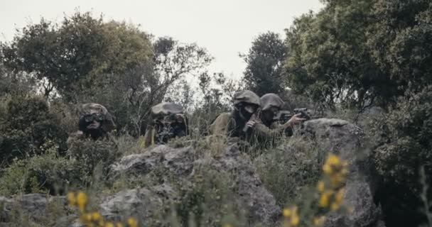 İsrail askerleri dürbün kullanarak gözetleme ve keşif görevinde — Stok video