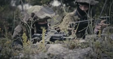 İsrail askerleri dürbün kullanarak gözetleme ve keşif görevinde