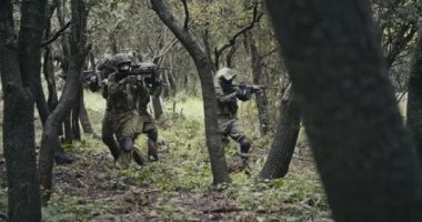 Bir orman sahnesinde savaş sırasında tam silahlı komando askerlerin in Mangası