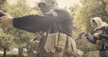 Çatışma sırasında ormanlık alanda devriye gezen silahlı teröristlerden oluşan ekip