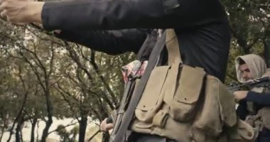 Çatışma sırasında ormanlık alanda devriye gezen silahlı teröristlerden oluşan ekip