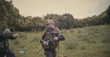 Çatışma sırasında ormanlık alanda devriye gezen silahlı teröristlerden oluşan ekip