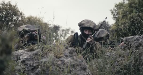 Israelische Soldaten in einer Überwachungs- und Aufklärungsmission mit Ferngläsern — Stockvideo