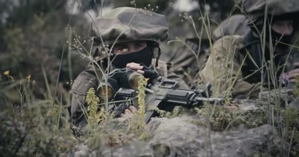 Israelische Soldaten in einer Überwachungs- und Aufklärungsmission mit Ferngläsern — Stockvideo