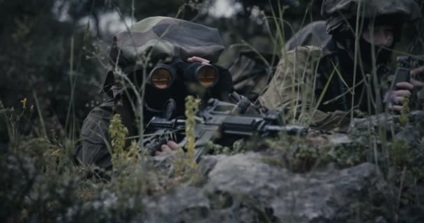 双眼鏡を使用した監視と偵察任務のイスラエル兵 — ストック動画