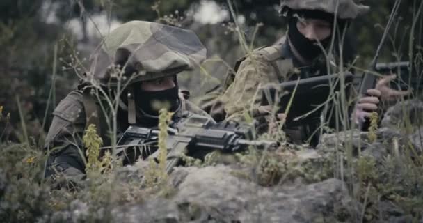 Israeli soldiers in a surveillance and reconnaissance mission using binoculars — Stock Video