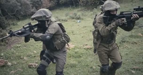 Squad of fully armed commando soldiers during combat in a forest scenery — Stock Video