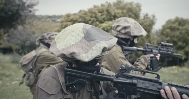 Esquadrão de soldados de comando totalmente armados durante o combate em um cenário florestal — Vídeo de Stock