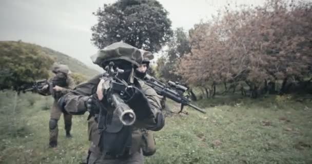 Escuadrón de soldados de comando completamente armados durante el combate en un paisaje forestal — Vídeos de Stock