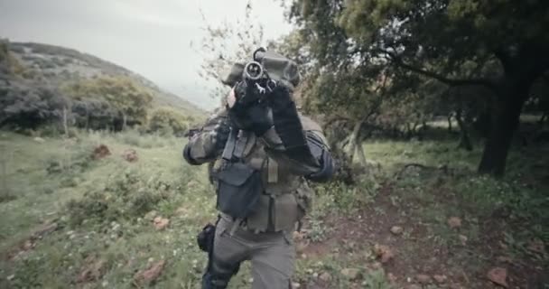 Squad a teljesen fegyveres kommandós katonák harc közben egy erdőben táj — Stock videók