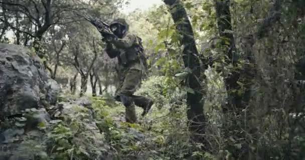 Escouade de soldats commando entièrement armés pendant le combat dans un paysage forestier — Video