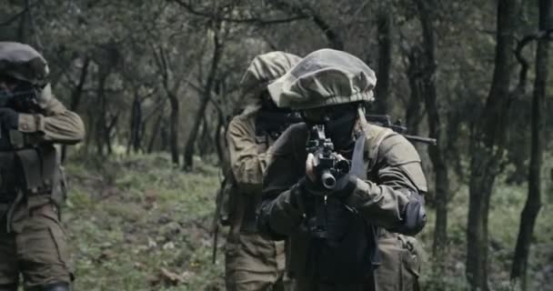 Squadra di soldati commando completamente armati durante il combattimento in uno scenario forestale — Video Stock